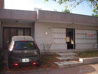 QUINTAS SANTA ANA – Casa de 3 dormitorios c/garaje y patio en P J FRIAS 169